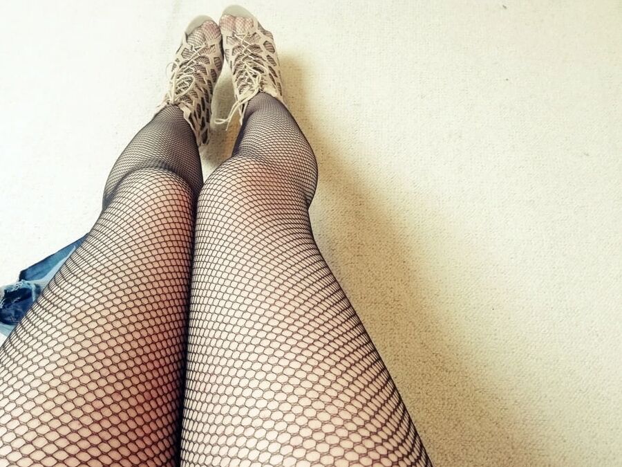 Marie Crossdresser lazy fishnet pantyhose photos