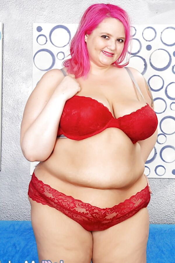Big and bulky BBW Sara Star gets horny