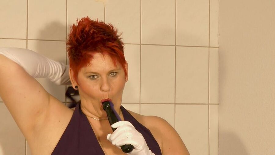 Dildo fucking in white long gloves