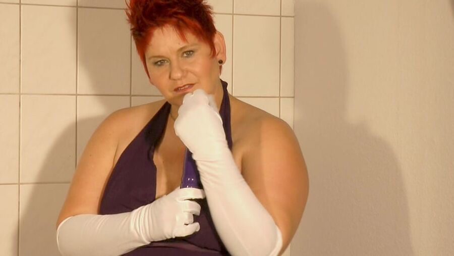 Dildo fucking in white long gloves