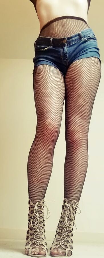 Marie Crossdresser lazy fishnet pantyhose photos