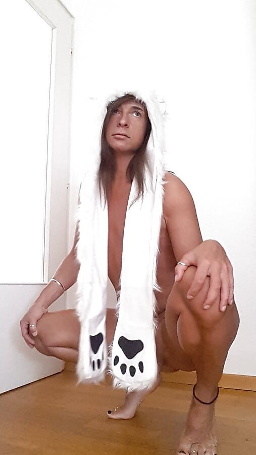 Tygra small cap with cat paws and vernished toes.