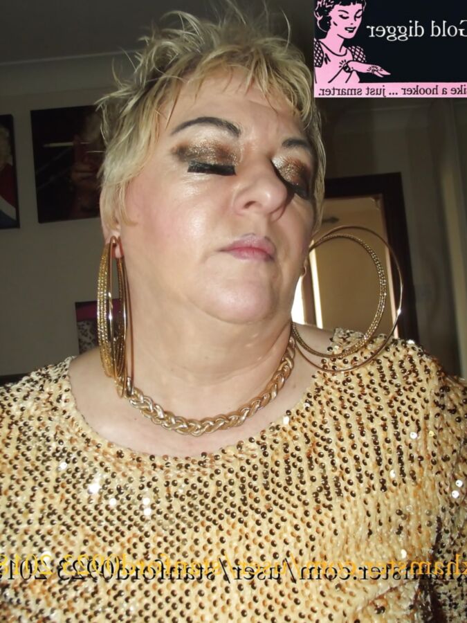 GOLD DIGGING SLUT
