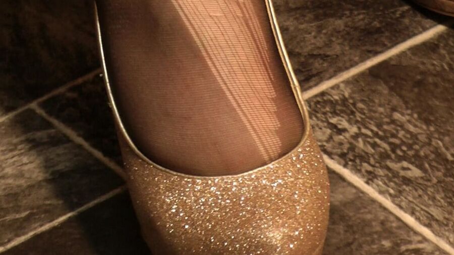 I hate ladders: (- Pantyhose destroyed :)