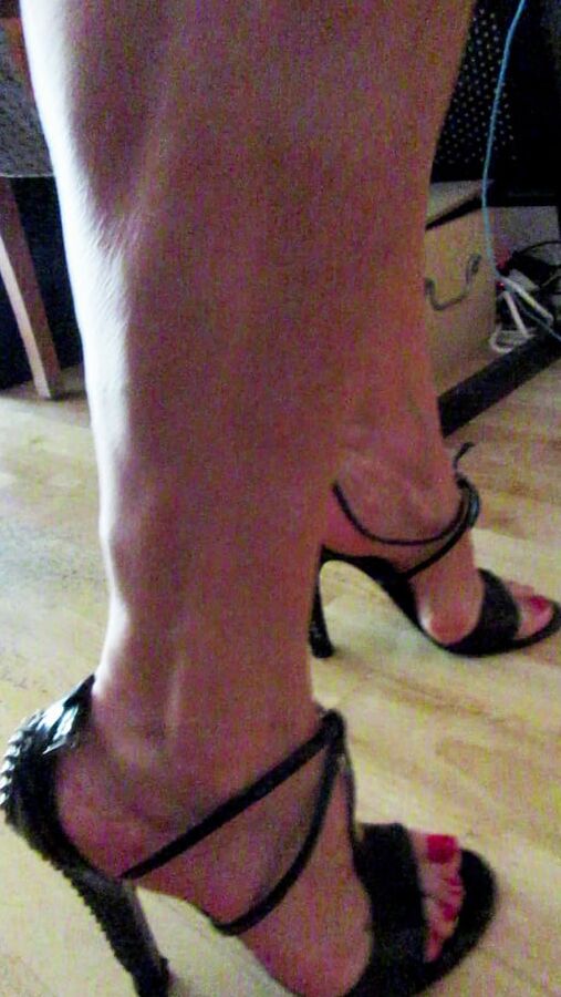 Luminous contours of legs, heels and ass