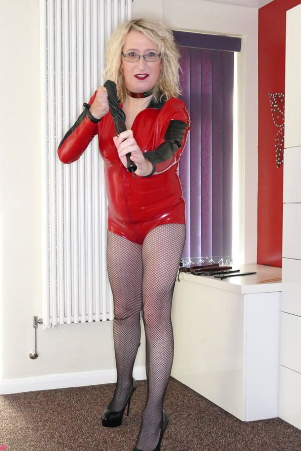 British Femdom Mistress Latex Lisa Wants You On Your Knees