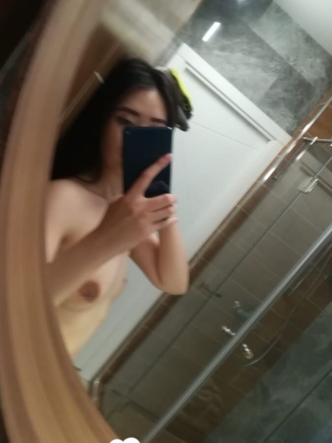 Perfect Asian shows off her hot bits
