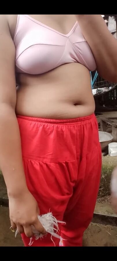 Sexy bengali girl masturbating and bathing