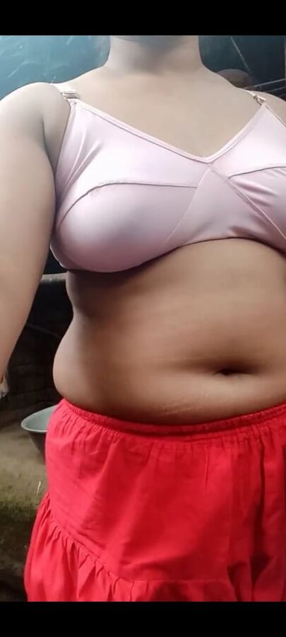 Sexy bengali girl masturbating and bathing
