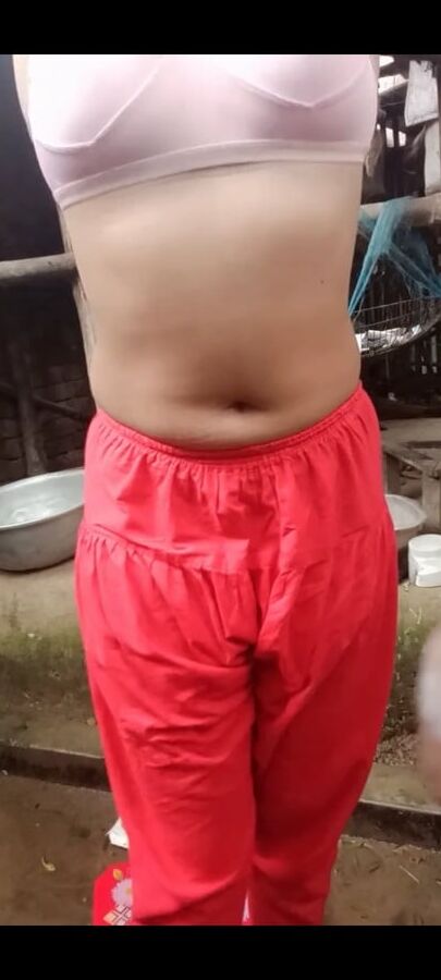 Sexy bengali girl masturbating and bathing