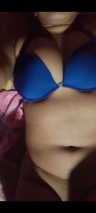 Sexy girl pissing