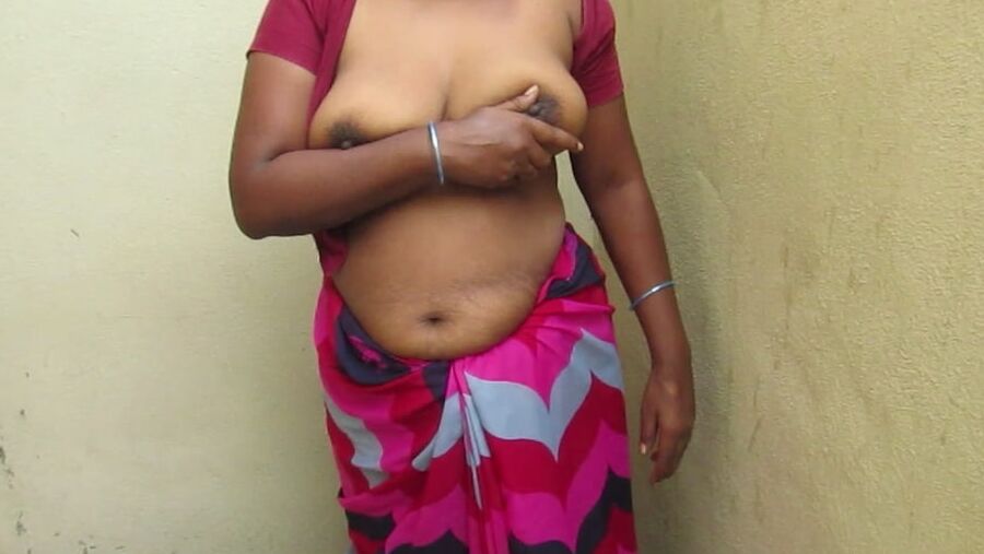 Tamil horny aunty standing to showing her boobs
