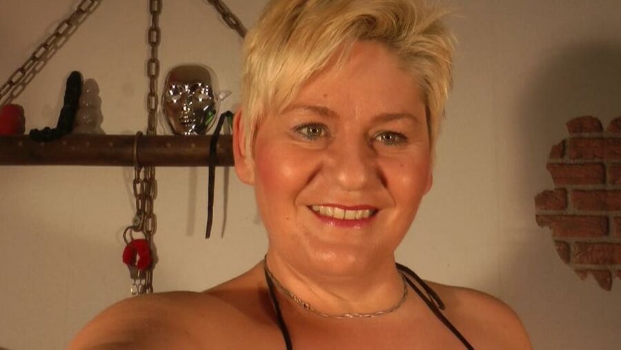 Red - White - Black and 14 centimeters;-)