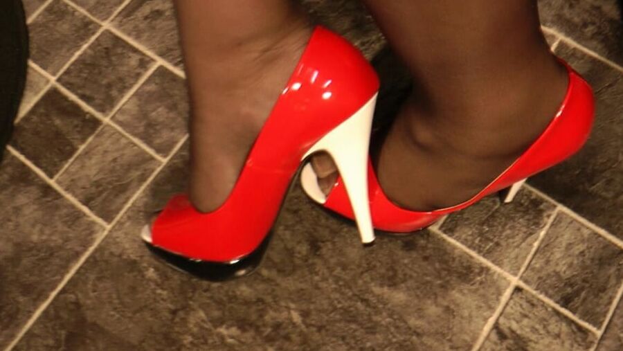 Red - White - Black and 14 centimeters;-)