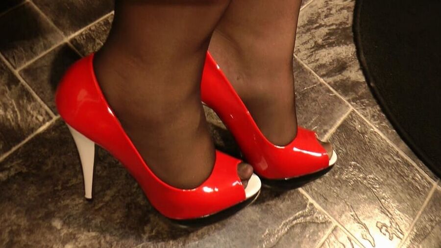 Red - White - Black and 14 centimeters;-)
