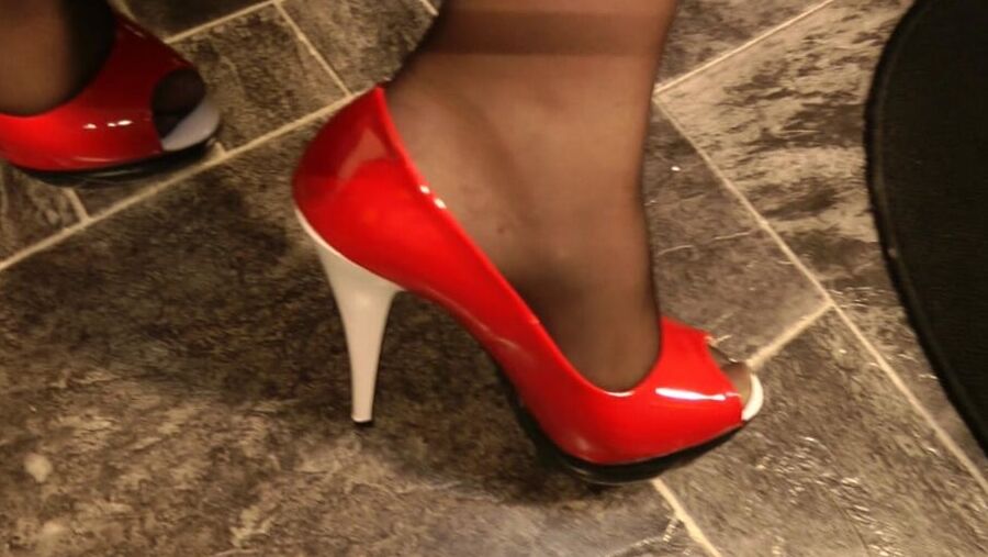 Red - White - Black and 14 centimeters;-)