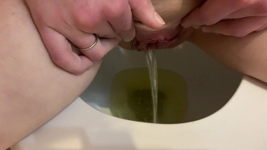 Watch her pee