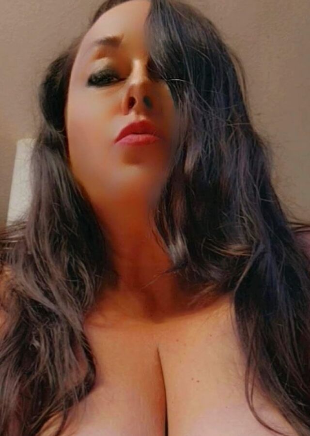 Sexy BBW Cougar showing off all the goodies