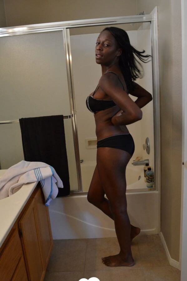Black bombshell displays her massively hot tits