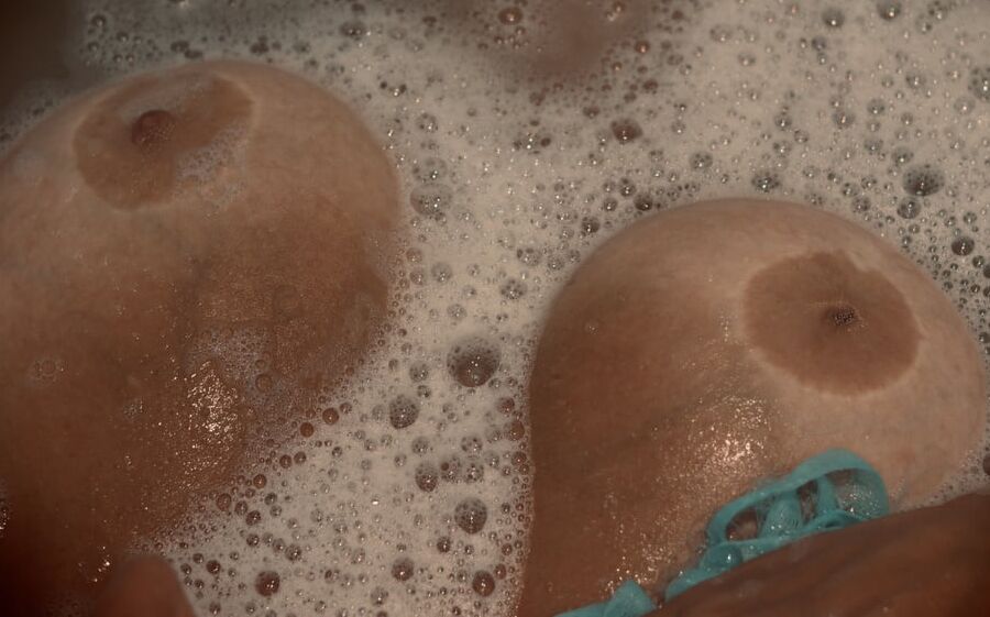 Tina slut bath show feet pussy boobs ass for hard comments