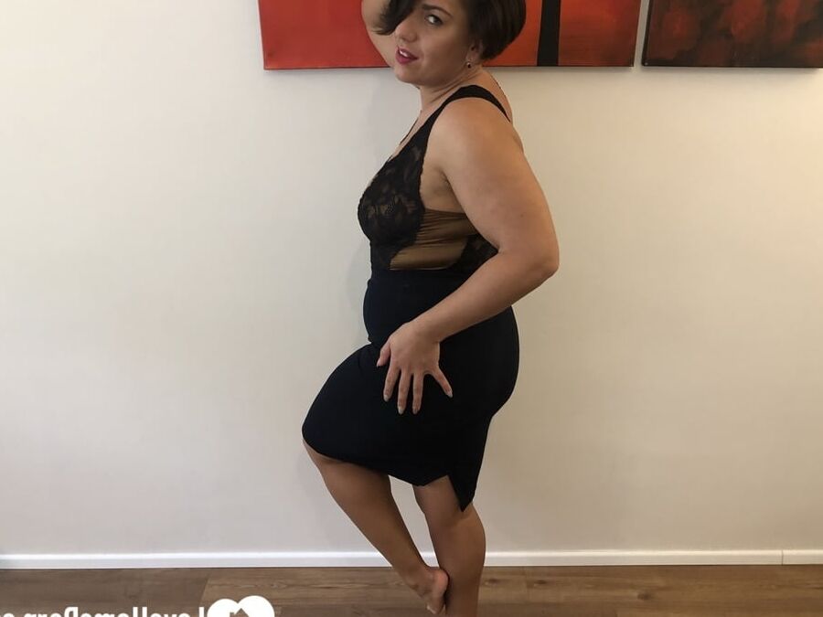 Lusty beauty teases with her perfect booty