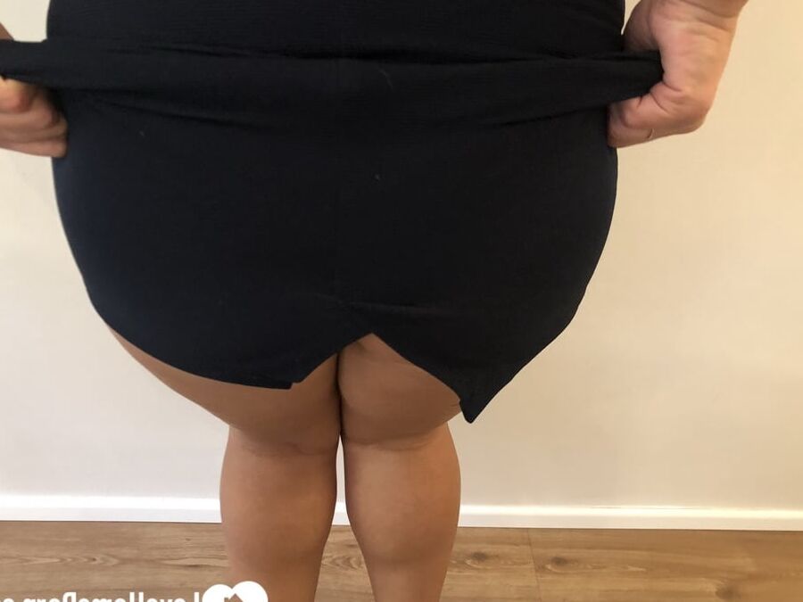 Lusty beauty teases with her perfect booty