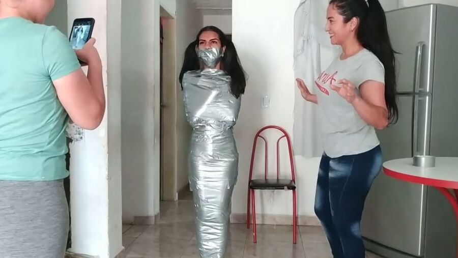エジプトのミイラのようにダクトテープを巻かれた若い女の子