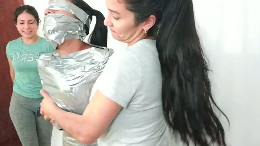 エジプトのミイラのようにダクトテープを巻かれた若い女の子