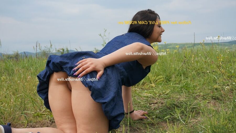 Big ass teen no panties under skirt