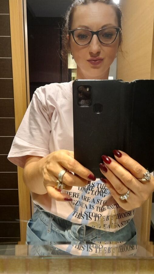 Delia scritto sul corpo  con rossetto