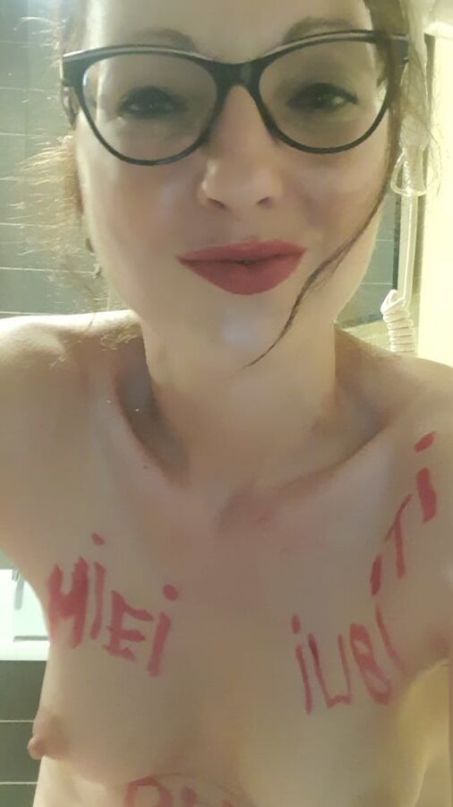 Delia scritto sul corpo  con rossetto