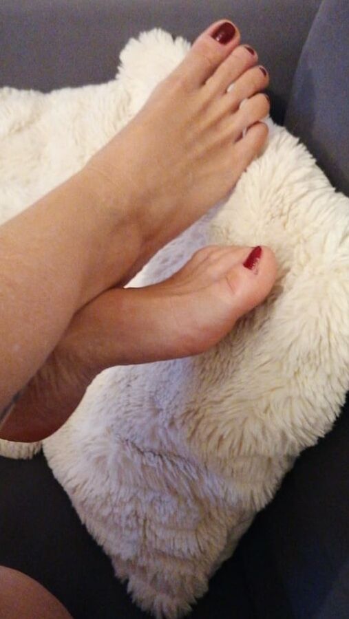 Look at my nice feet : )