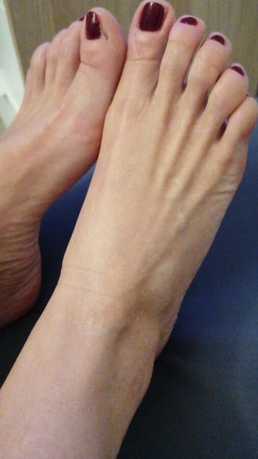 Look at my nice feet : )