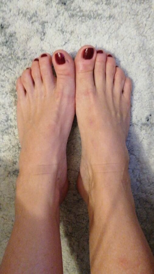 Look at my nice feet : )