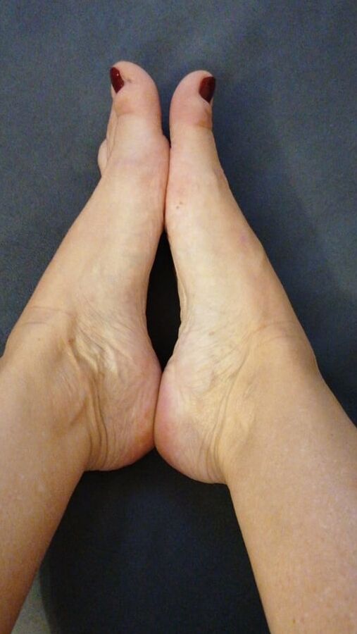 Look at my nice feet : )