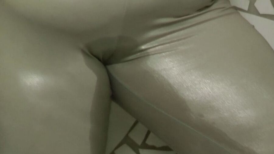 Gloss leggings piss