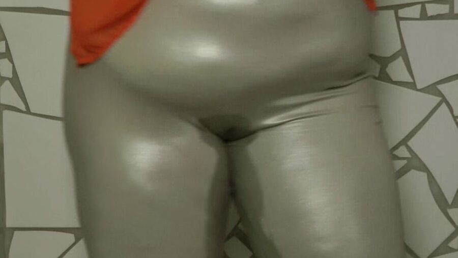 Gloss leggings piss