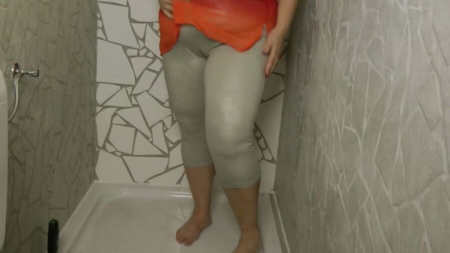 Gloss leggings piss