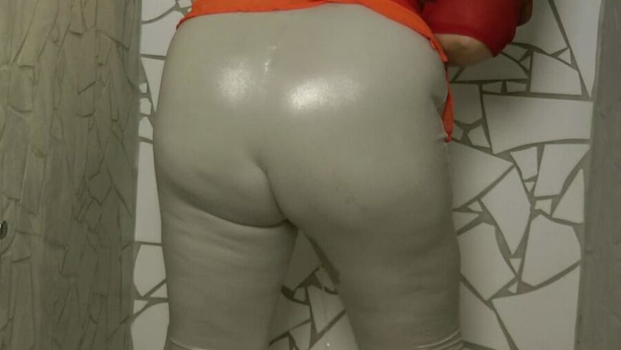Gloss leggings piss