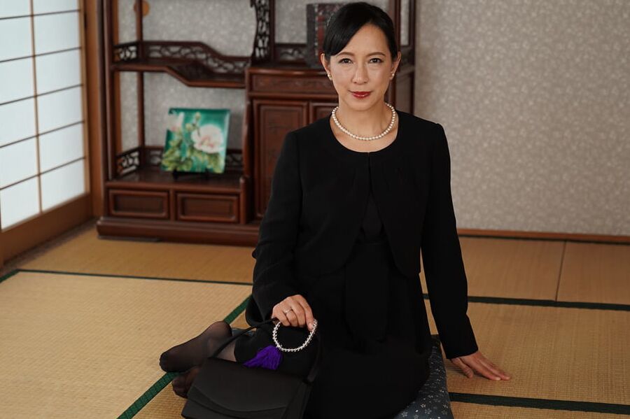 緒方千乃::目の前でSEXで謝罪する未亡人