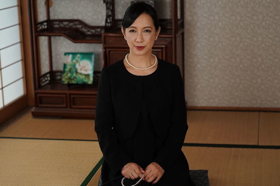 緒方千乃::目の前でSEXで謝罪する未亡人