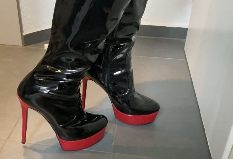 Black and Red Fetish Pissing
