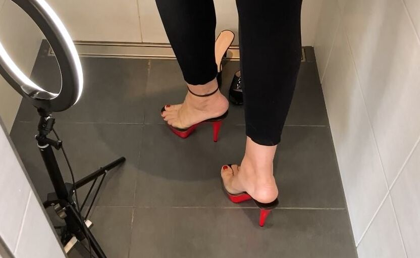 Pissing in Leggings on Mules