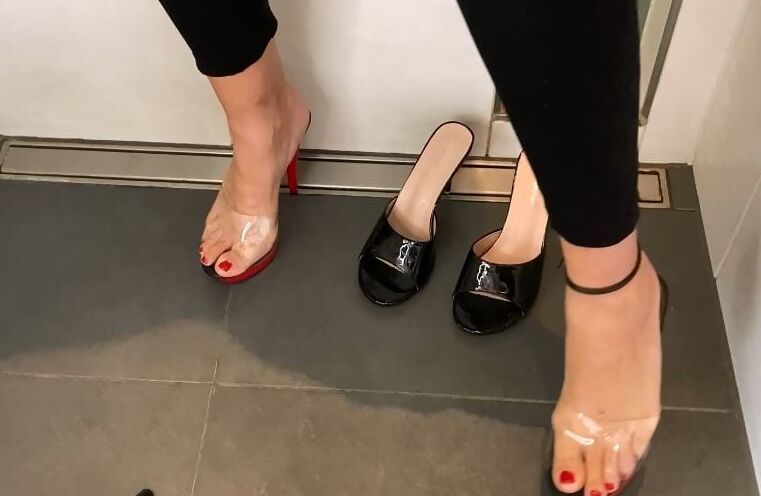 Pissing in Leggings on Mules