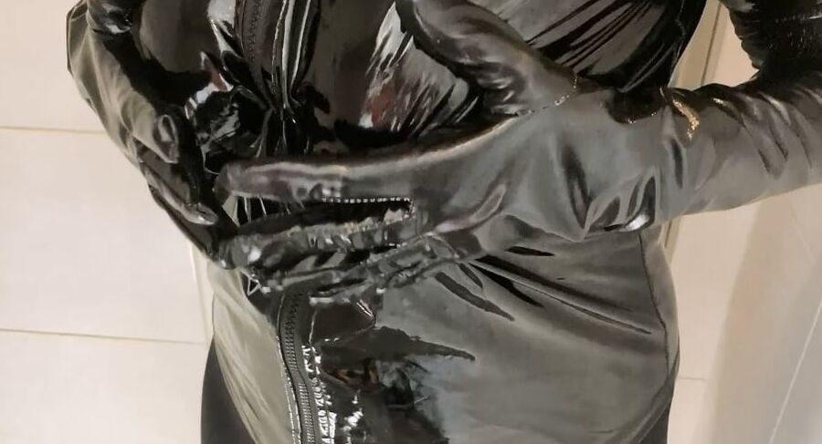 Pissing in Leggings on Mules