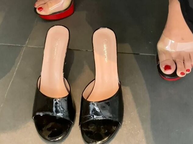Pissing in Leggings on Mules
