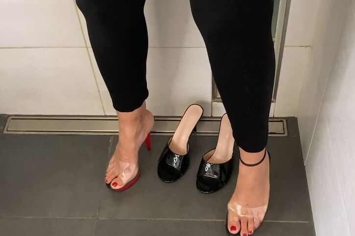 Pissing in Leggings on Mules