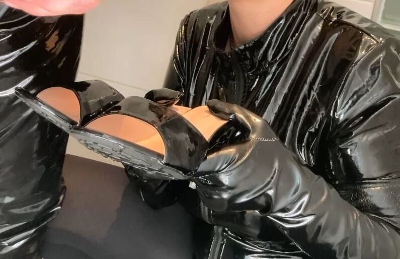 Pissing in Leggings on Mules