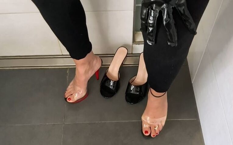 Pissing in Leggings on Mules