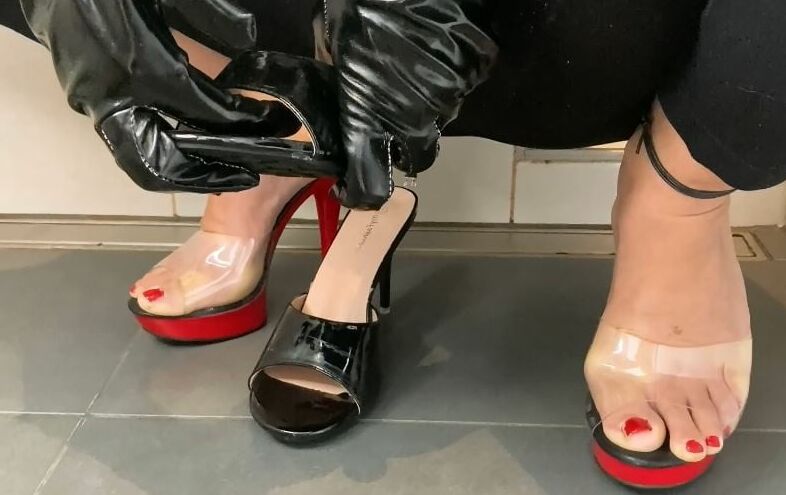 Pissing in Leggings on Mules